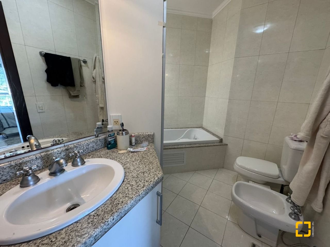 Cobertura com 199m², 3 quartos (sendo 1 suíte), 2 garagens, no bairro Lagoa da Conceição em Florianópolis
