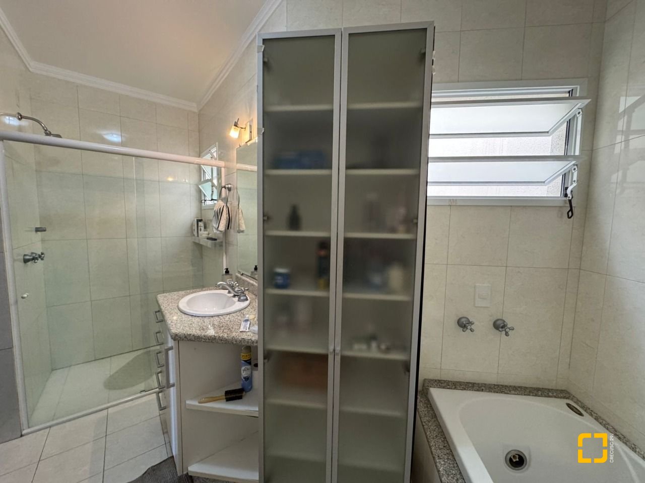 Cobertura com 199m², 3 quartos (sendo 1 suíte), 2 garagens, no bairro Lagoa da Conceição em Florianópolis