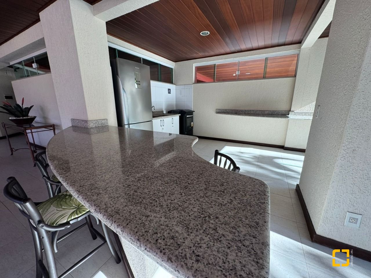 Cobertura com 199m², 3 quartos (sendo 1 suíte), 2 garagens, no bairro Lagoa da Conceição em Florianópolis