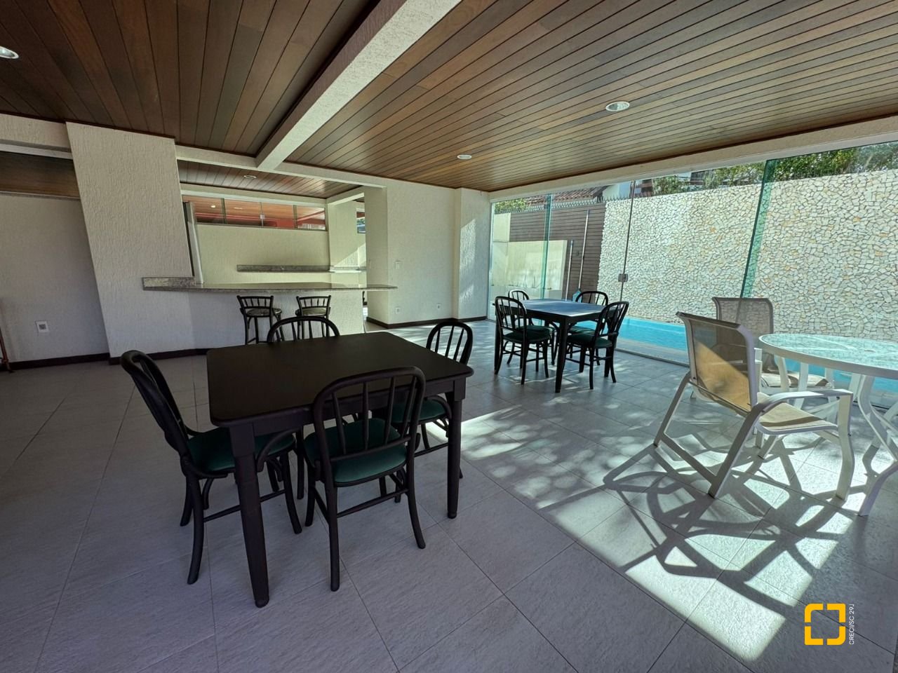 Cobertura com 199m², 3 quartos (sendo 1 suíte), 2 garagens, no bairro Lagoa da Conceição em Florianópolis