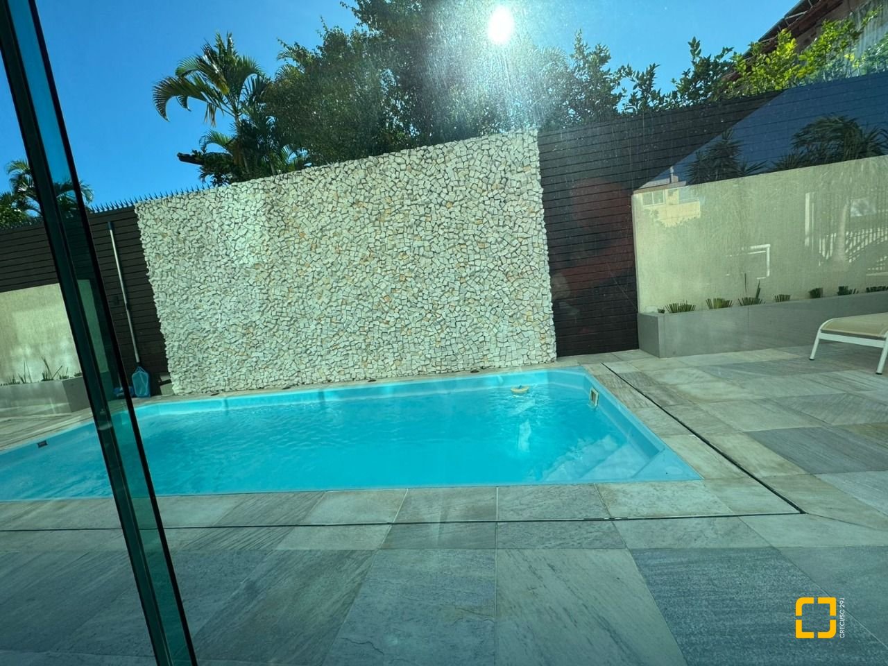 Cobertura com 199m², 3 quartos (sendo 1 suíte), 2 garagens, no bairro Lagoa da Conceição em Florianópolis