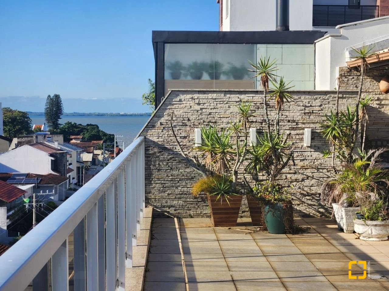 Cobertura com 226m², 4 quartos (sendo 1 suíte), 2 garagens, no bairro Coqueiros em Florianópolis