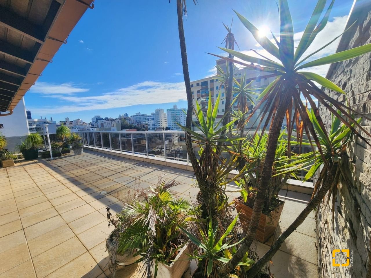 Cobertura com 226m², 4 quartos (sendo 1 suíte), 2 garagens, no bairro Coqueiros em Florianópolis