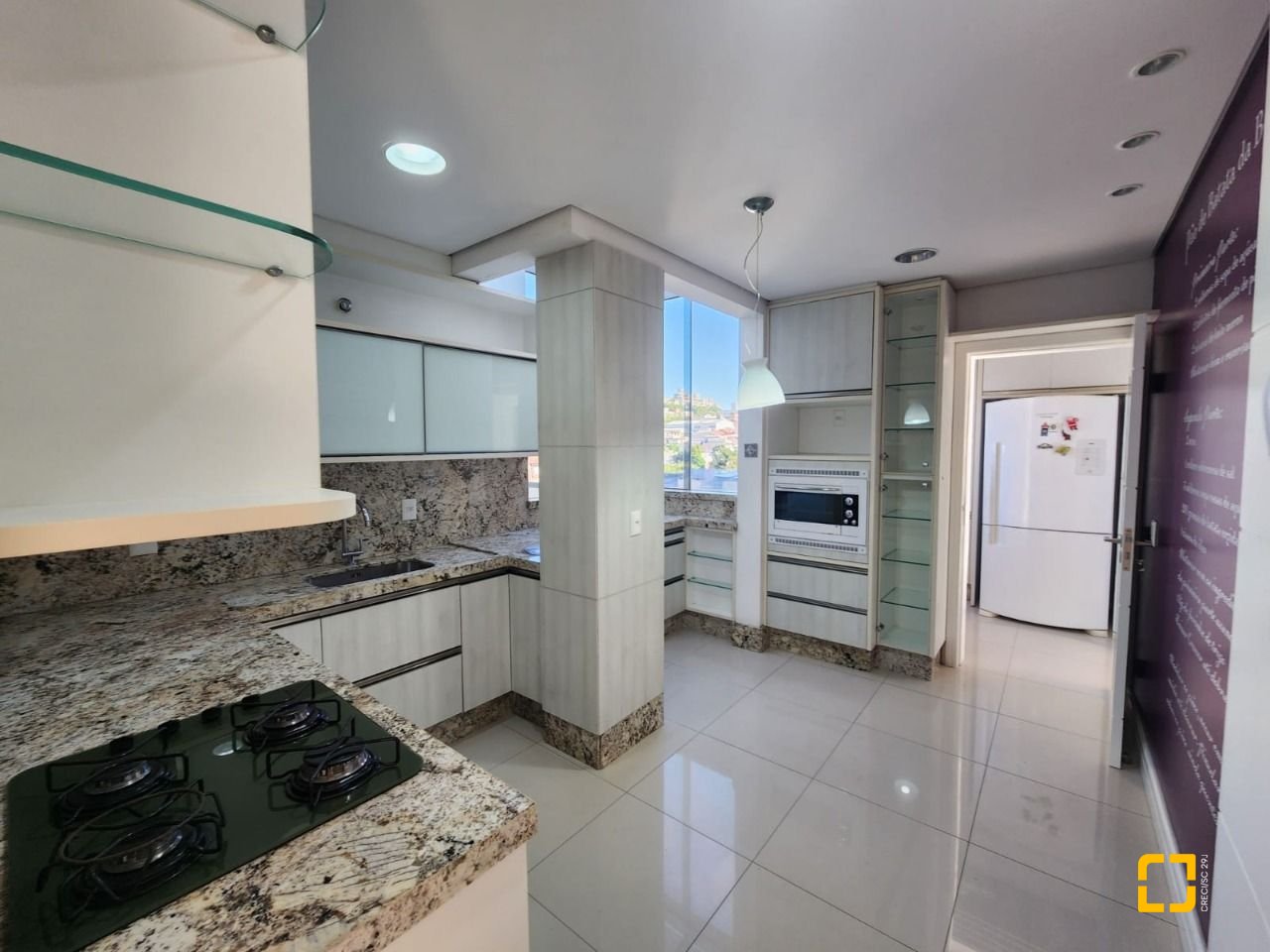 Cobertura com 226m², 4 quartos (sendo 1 suíte), 2 garagens, no bairro Coqueiros em Florianópolis