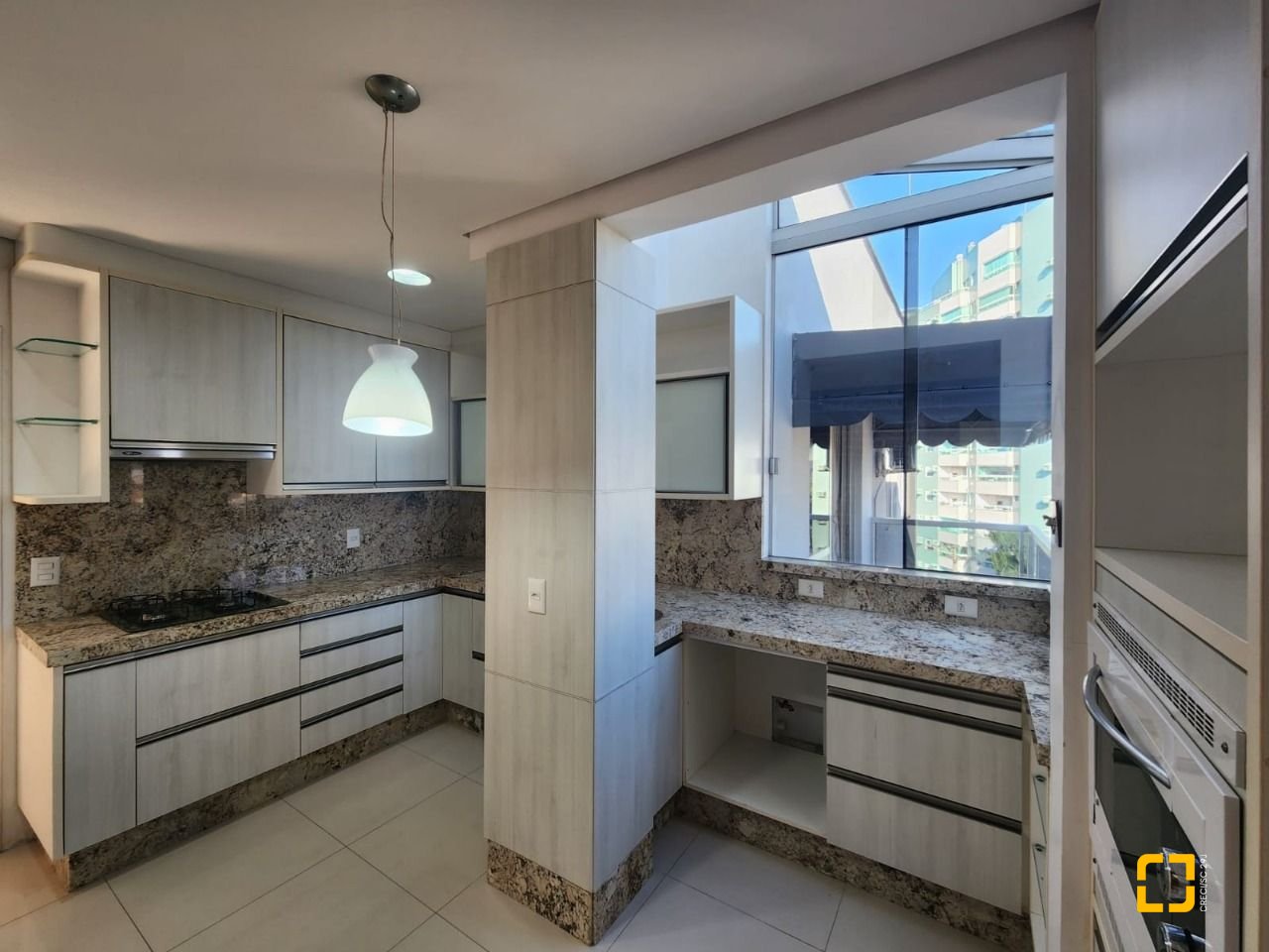 Cobertura com 226m², 4 quartos (sendo 1 suíte), 2 garagens, no bairro Coqueiros em Florianópolis