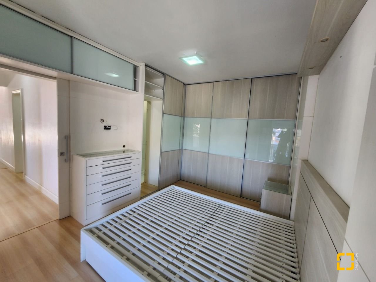 Cobertura com 226m², 4 quartos (sendo 1 suíte), 2 garagens, no bairro Coqueiros em Florianópolis