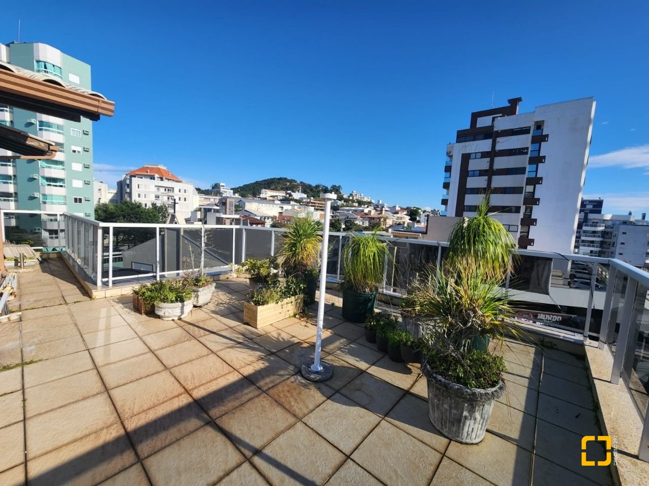 Cobertura com 226m², 4 quartos (sendo 1 suíte), 2 garagens, no bairro Coqueiros em Florianópolis