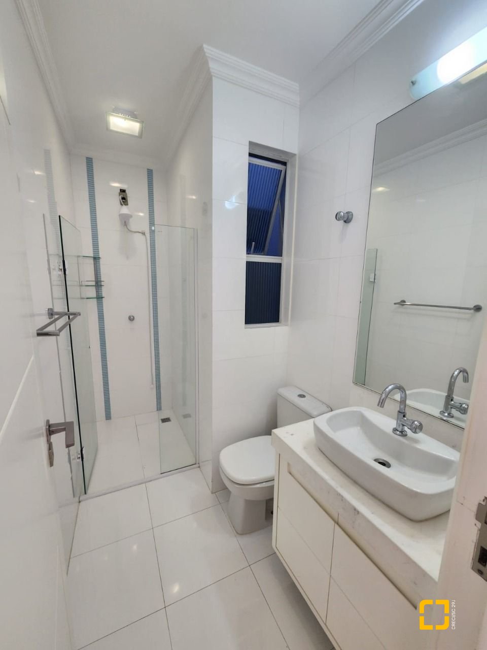 Cobertura com 226m², 4 quartos (sendo 1 suíte), 2 garagens, no bairro Coqueiros em Florianópolis