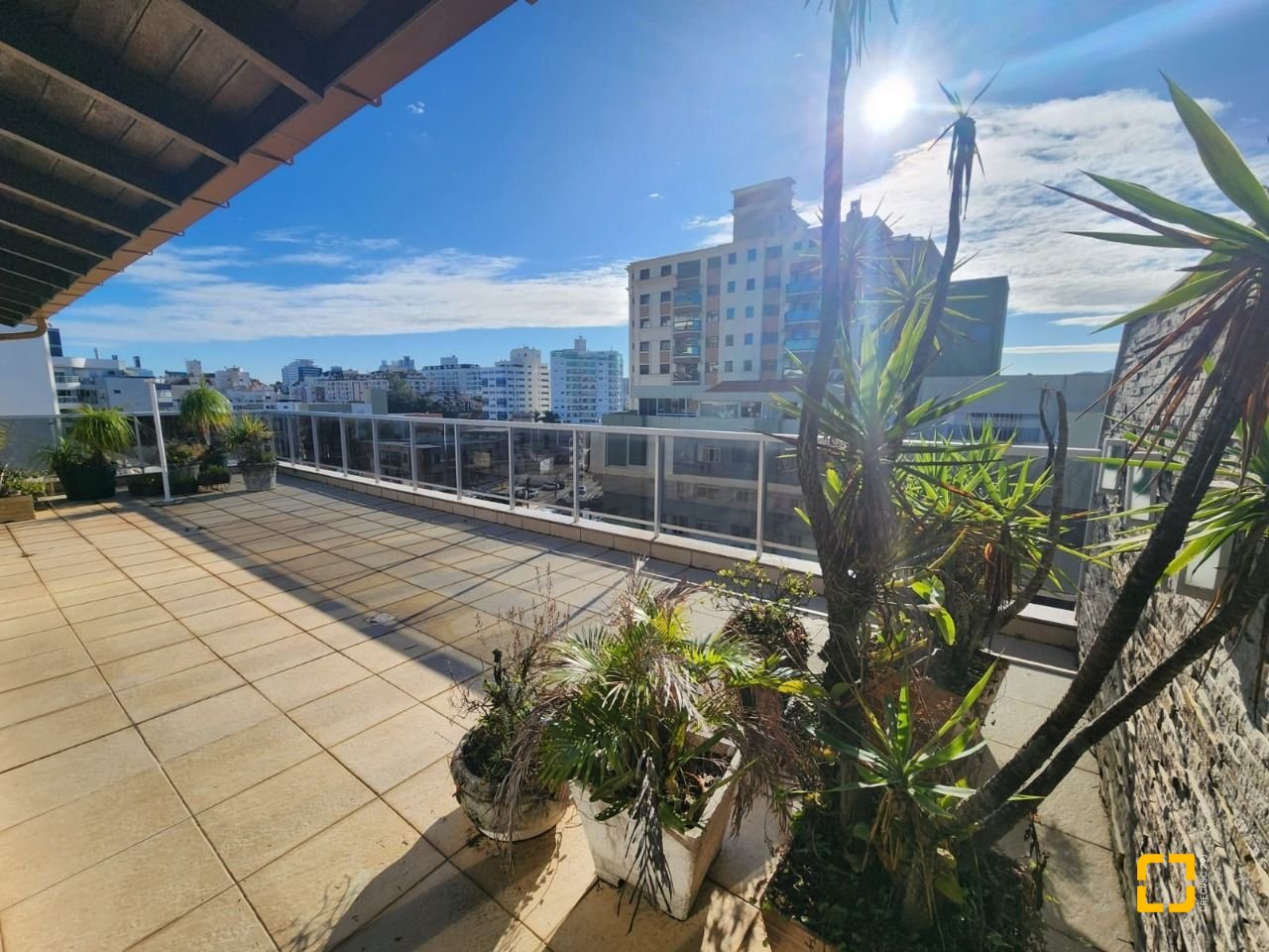 Cobertura com 226m², 3 quartos (sendo 1 suíte), 2 garagens, no bairro Coqueiros em Florianópolis