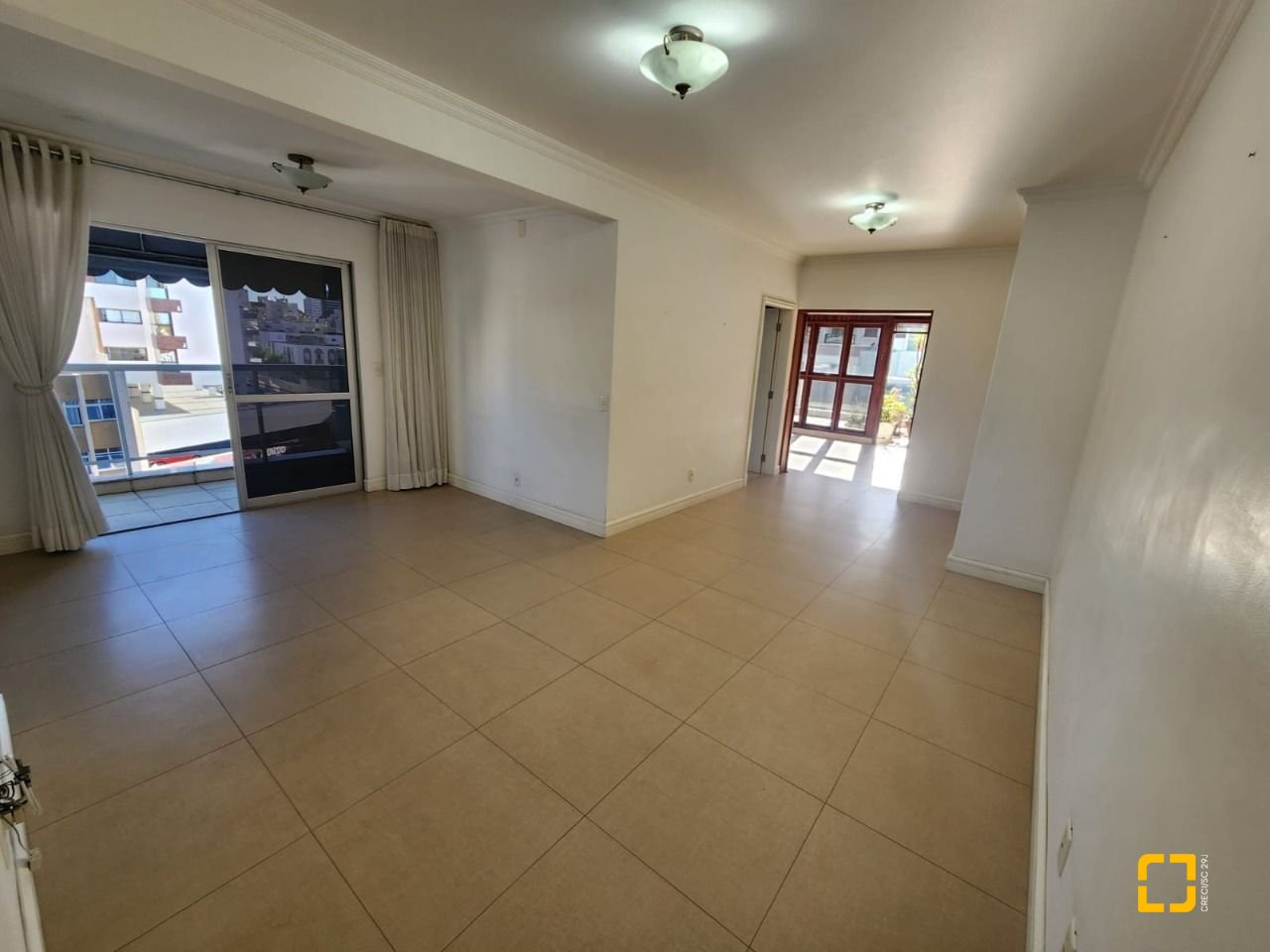 Cobertura com 226m², 3 quartos (sendo 1 suíte), 2 garagens, no bairro Coqueiros em Florianópolis