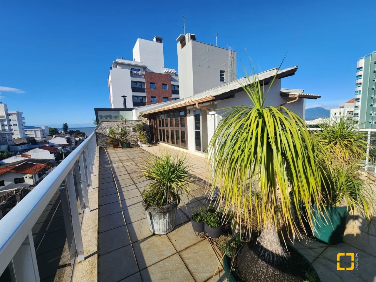 Cobertura com 226m², 3 quartos (sendo 1 suíte), 2 garagens, no bairro Coqueiros em Florianópolis