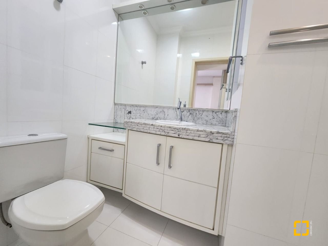 Cobertura com 226m², 3 quartos (sendo 1 suíte), 2 garagens, no bairro Coqueiros em Florianópolis