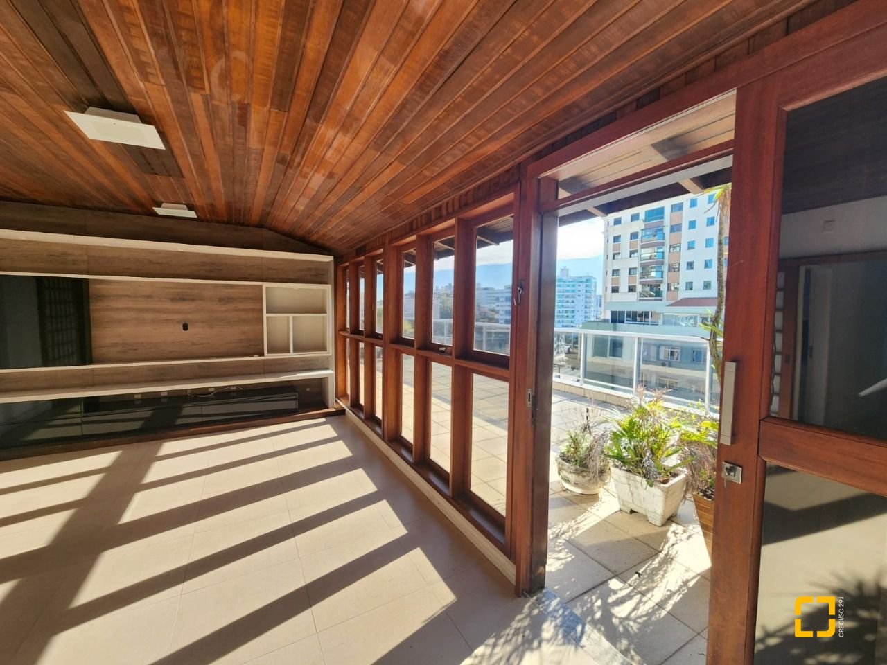 Cobertura com 226m², 3 quartos (sendo 1 suíte), 2 garagens, no bairro Coqueiros em Florianópolis