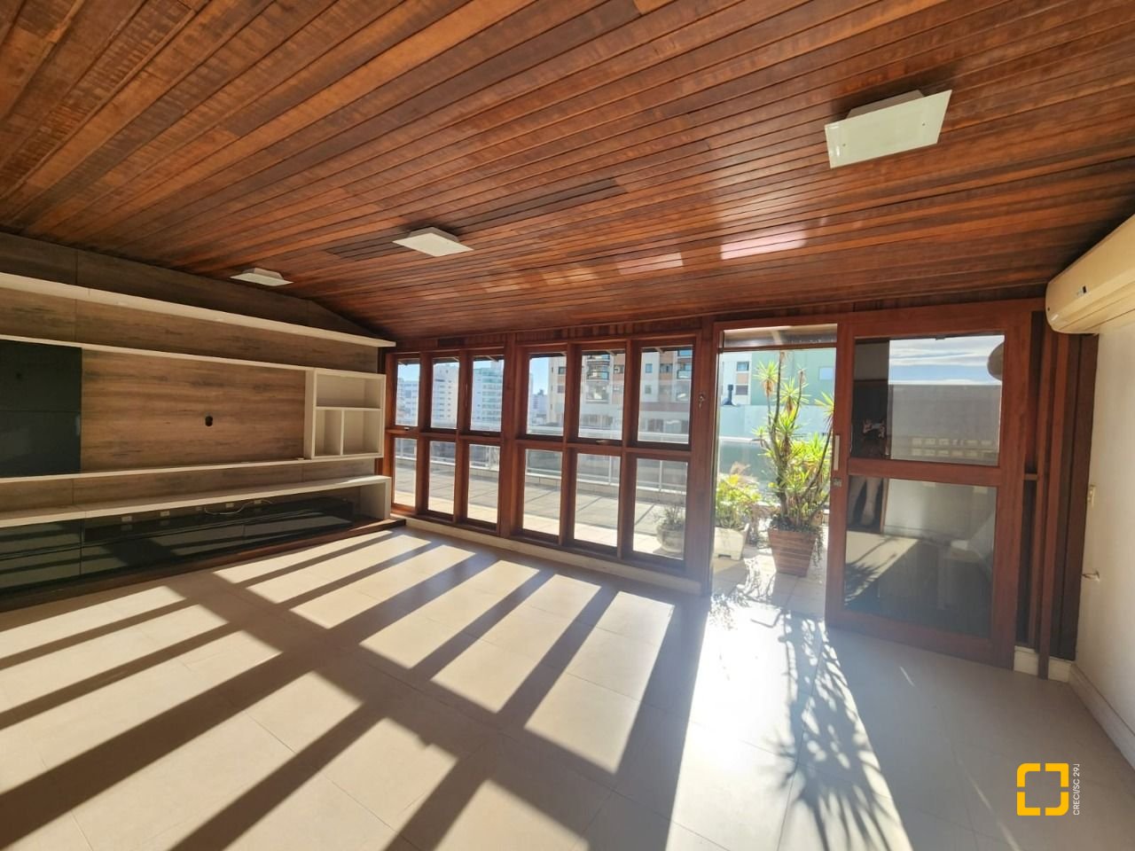 Cobertura com 226m², 4 quartos (sendo 1 suíte), 2 garagens, no bairro Coqueiros em Florianópolis