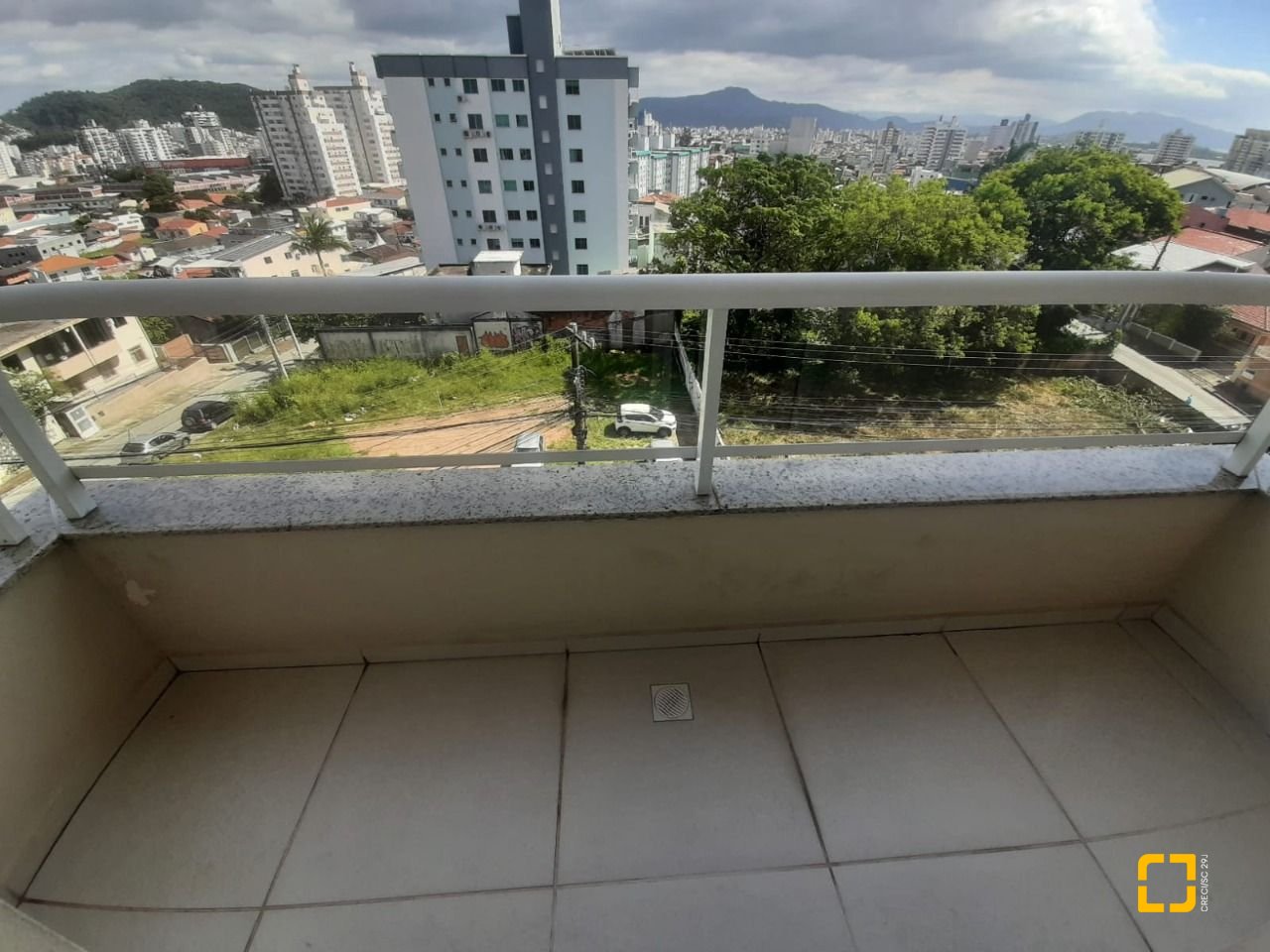 Apartamento com 80m², 2 quartos (sendo 1 suíte), 1 garagem, no bairro Barreiros em São José