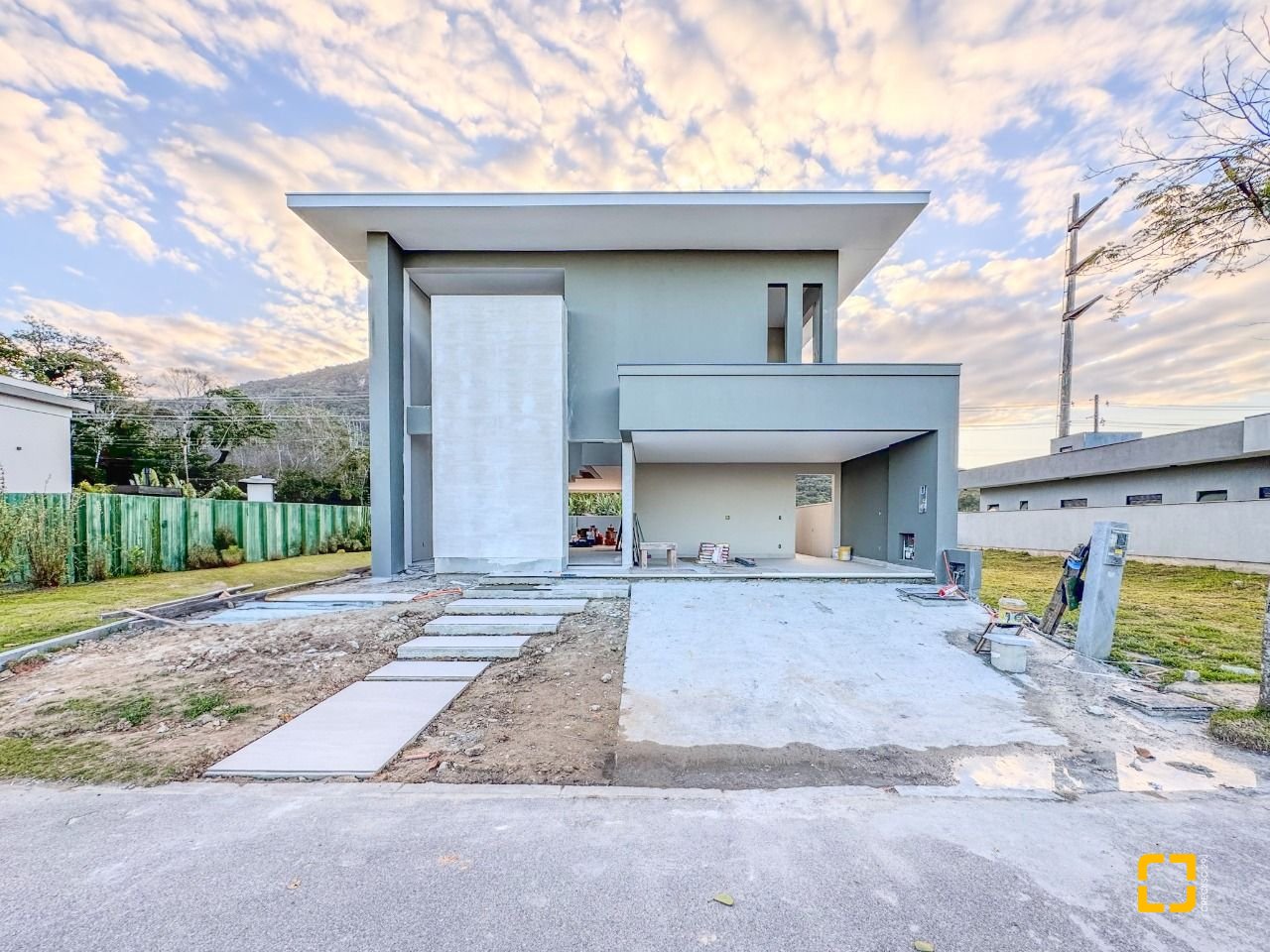 Casa de Condomínio com 275m², 4 quartos (sendo 4 suítes), 4 garagens, no bairro Pedra Branca em Palhoça