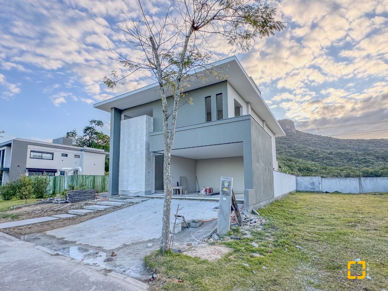 Casa de Condomínio com 275m², 4 quartos (sendo 4 suítes), 4 garagens, no bairro Pedra Branca em Palhoça