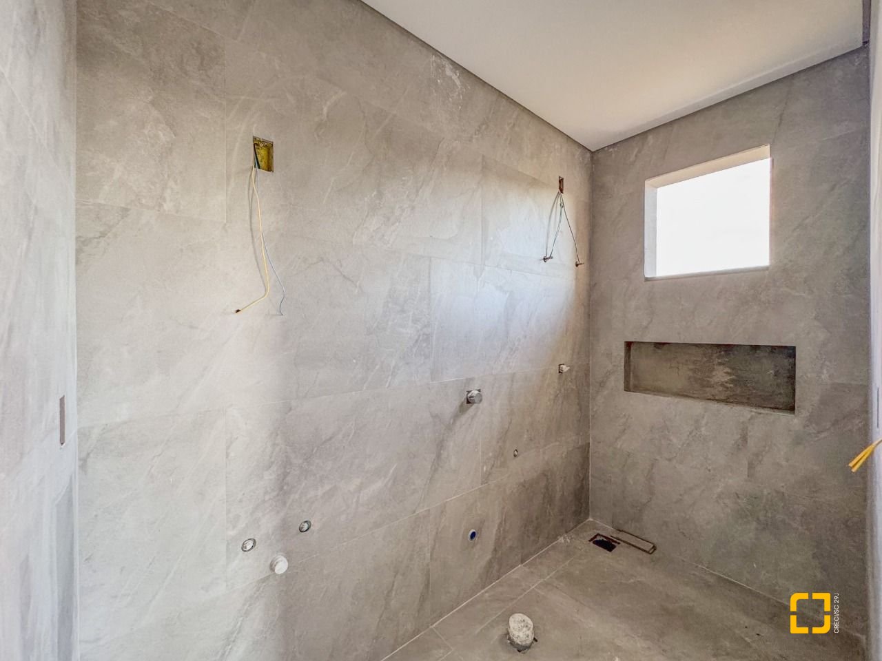 Casa de Condomínio com 275m², 4 quartos (sendo 4 suítes), 4 garagens, no bairro Pedra Branca em Palhoça