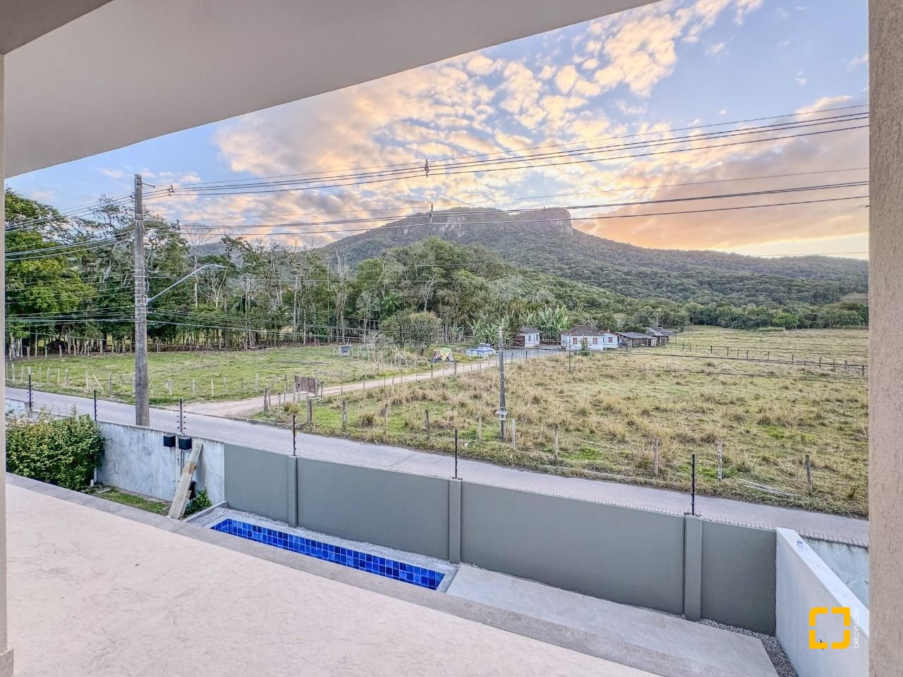 Casa de Condomínio com 275m², 4 quartos (sendo 4 suítes), 4 garagens, no bairro Pedra Branca em Palhoça