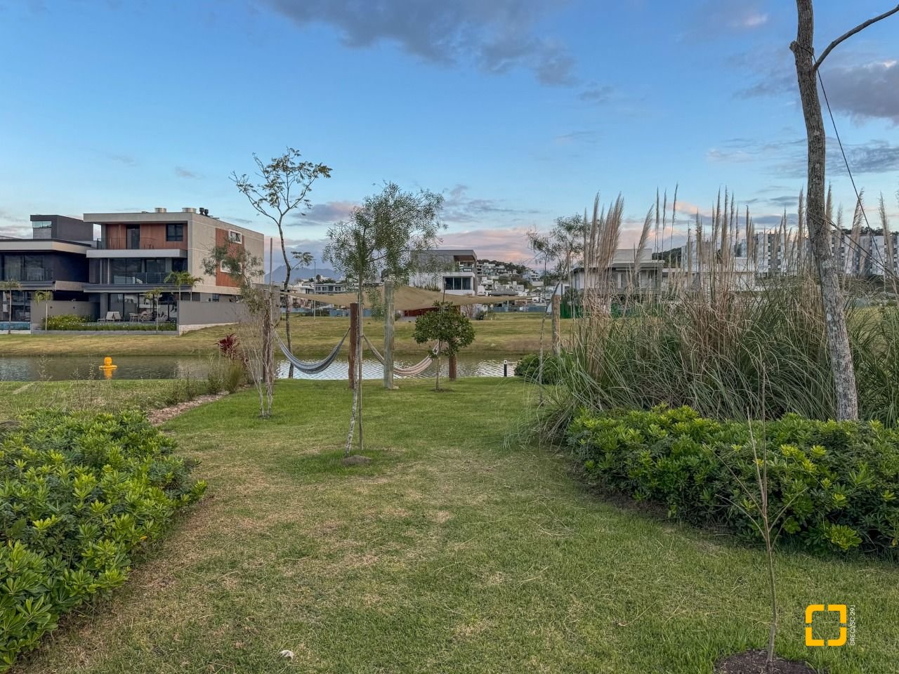 Casa de Condomínio com 275m², 4 quartos (sendo 4 suítes), 4 garagens, no bairro Pedra Branca em Palhoça