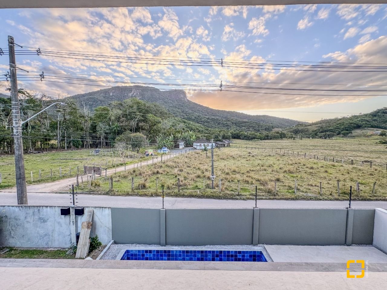 Casa de Condomínio com 275m², 4 quartos (sendo 4 suítes), 4 garagens, no bairro Pedra Branca em Palhoça