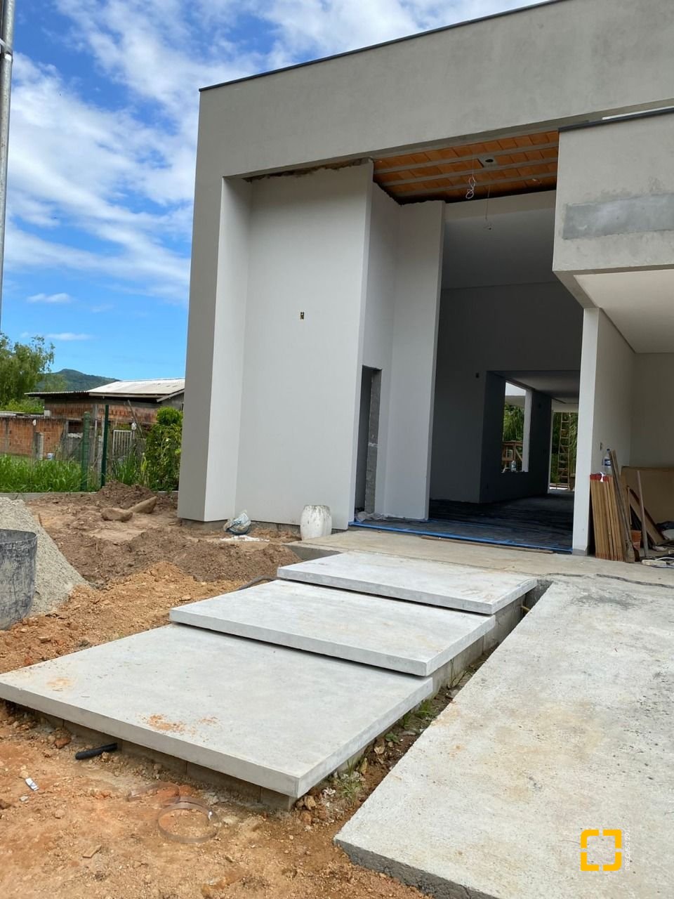 Casa de Condomínio com 181m², 6 quartos (sendo 3 suítes), 2 garagens, no bairro Canasvieiras em Florianópolis