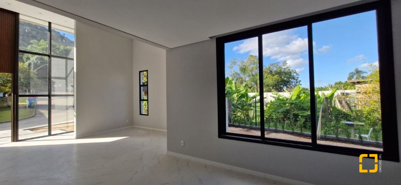 Casa de Condomínio com 181m², 3 quartos (sendo 3 suítes), 2 garagens, no bairro Canasvieiras em Florianópolis