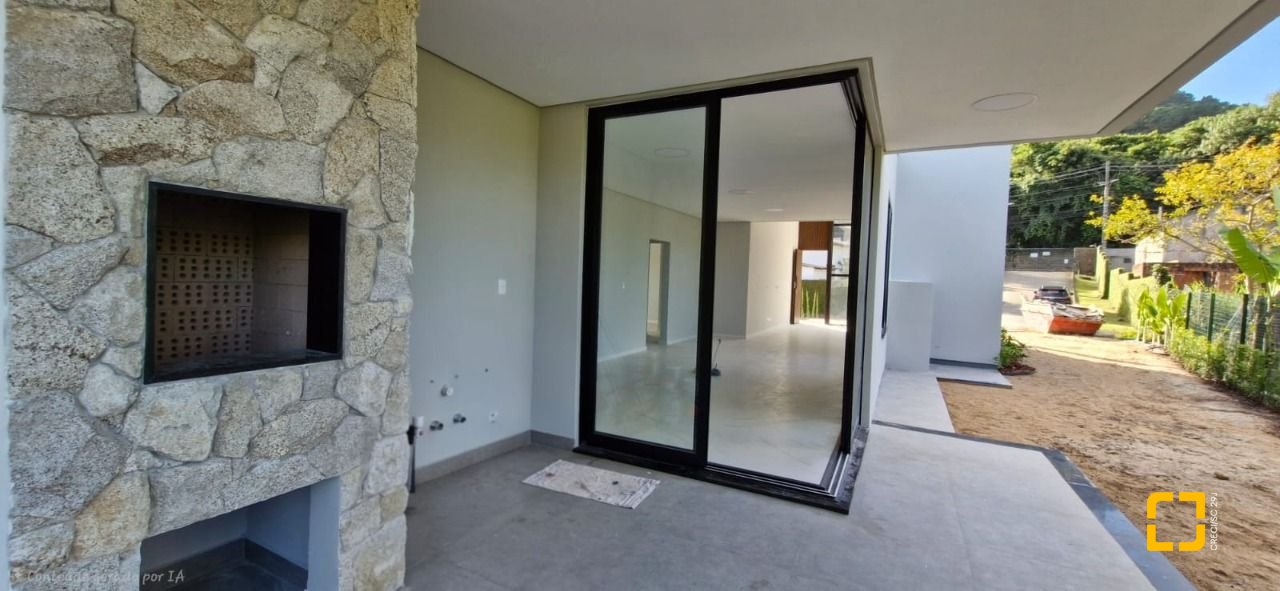 Casa de Condomínio com 181m², 3 quartos (sendo 3 suítes), 2 garagens, no bairro Canasvieiras em Florianópolis