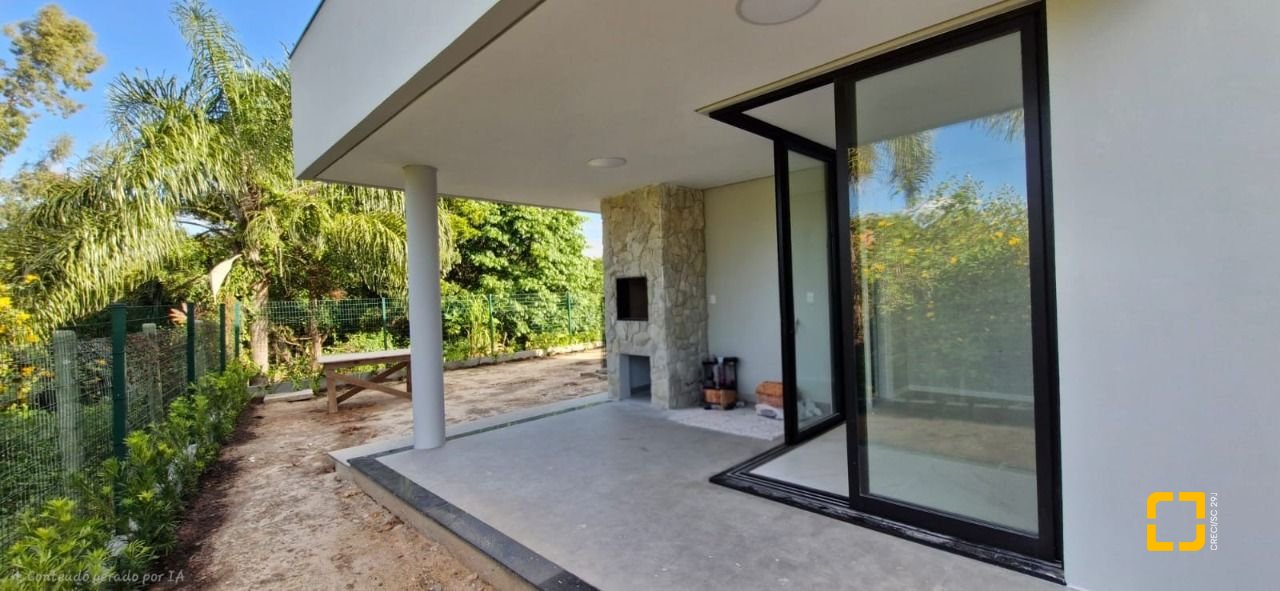 Casa de Condomínio com 181m², 3 quartos (sendo 3 suítes), 2 garagens, no bairro Canasvieiras em Florianópolis