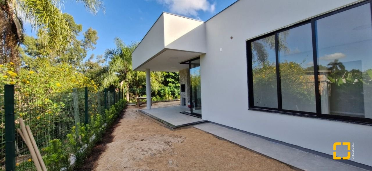 Casa de Condomínio com 181m², 3 quartos (sendo 3 suítes), 2 garagens, no bairro Canasvieiras em Florianópolis