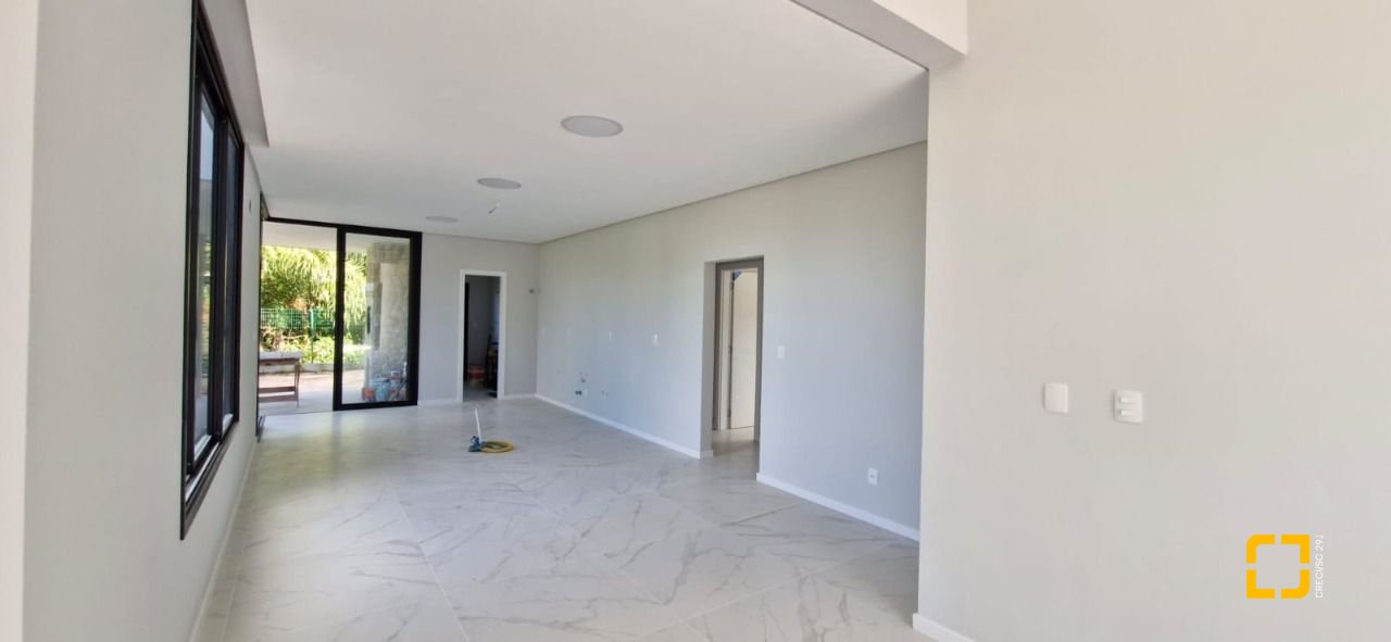 Casa de Condomínio com 181m², 3 quartos (sendo 3 suítes), 2 garagens, no bairro Canasvieiras em Florianópolis