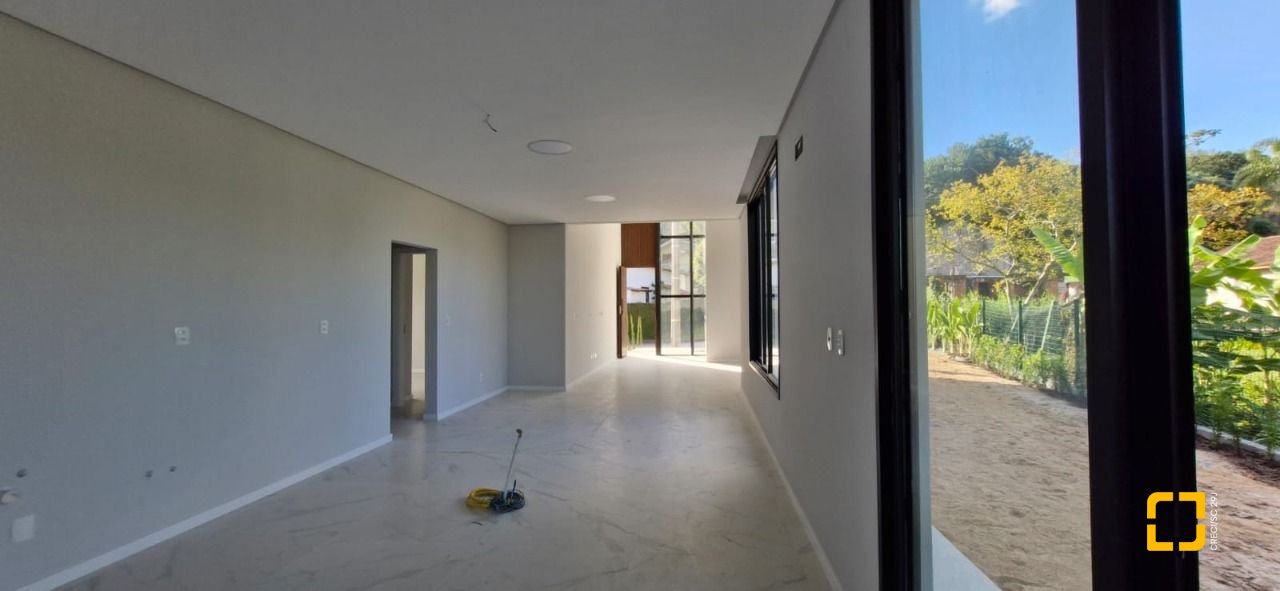 Casa de Condomínio com 181m², 3 quartos (sendo 3 suítes), 2 garagens, no bairro Canasvieiras em Florianópolis