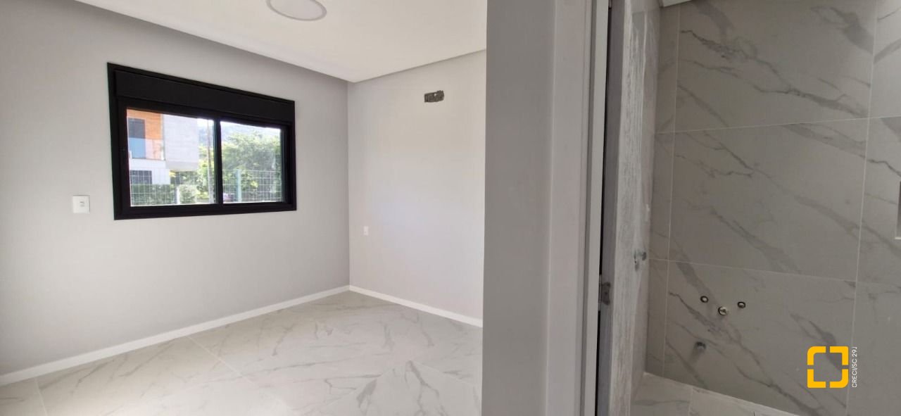 Casa de Condomínio com 181m², 3 quartos (sendo 3 suítes), 2 garagens, no bairro Canasvieiras em Florianópolis