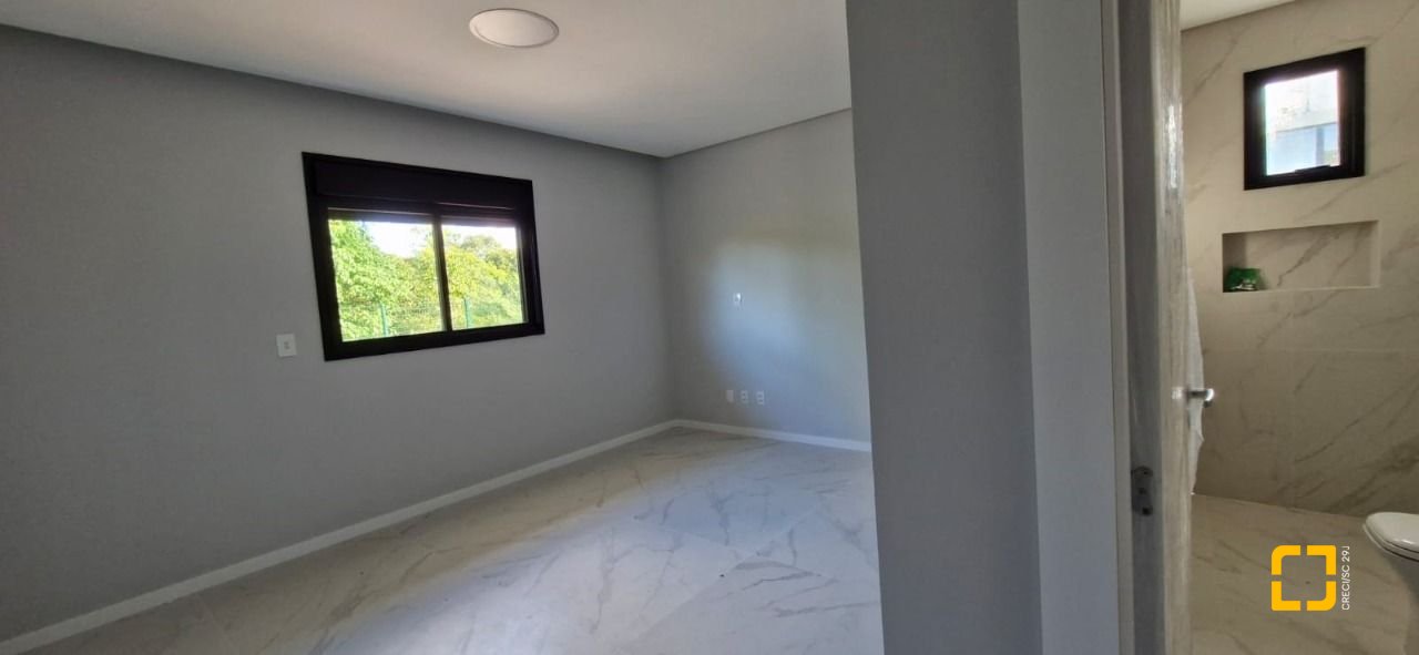 Casa de Condomínio com 181m², 3 quartos (sendo 3 suítes), 2 garagens, no bairro Canasvieiras em Florianópolis