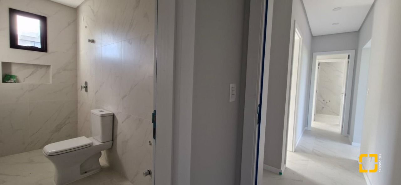 Casa de Condomínio com 181m², 3 quartos (sendo 3 suítes), 2 garagens, no bairro Canasvieiras em Florianópolis