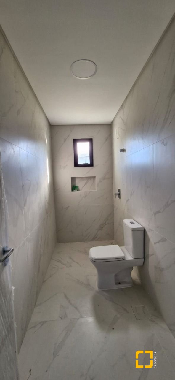 Casa de Condomínio com 181m², 3 quartos (sendo 3 suítes), 2 garagens, no bairro Canasvieiras em Florianópolis
