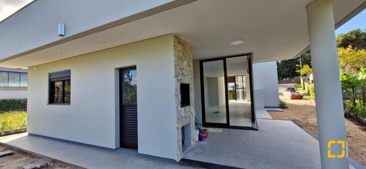 Casa de Condomínio com 181m², 3 quartos (sendo 3 suítes), 2 garagens, no bairro Canasvieiras em Florianópolis