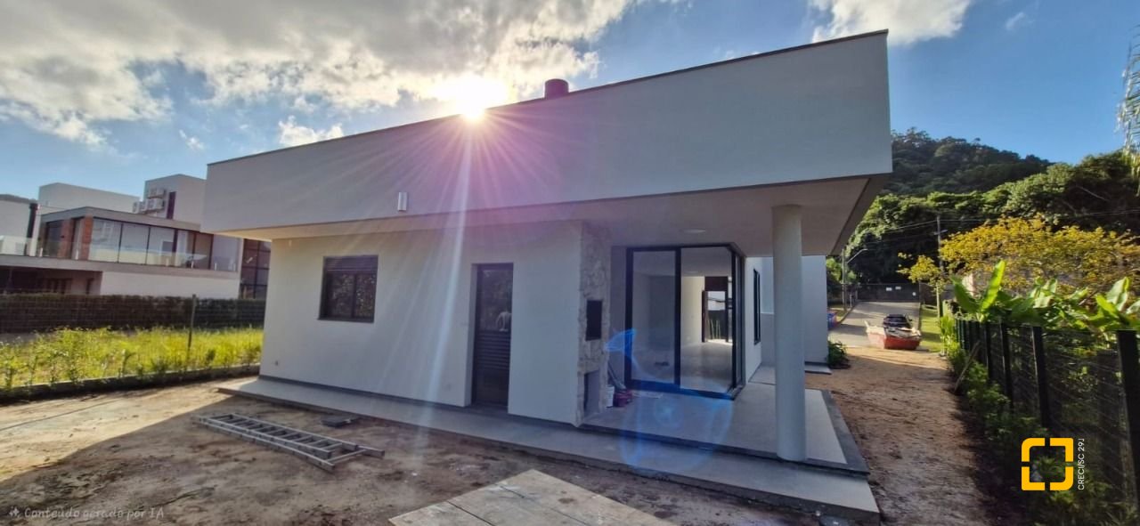 Casa de Condomínio com 181m², 3 quartos (sendo 3 suítes), 2 garagens, no bairro Canasvieiras em Florianópolis