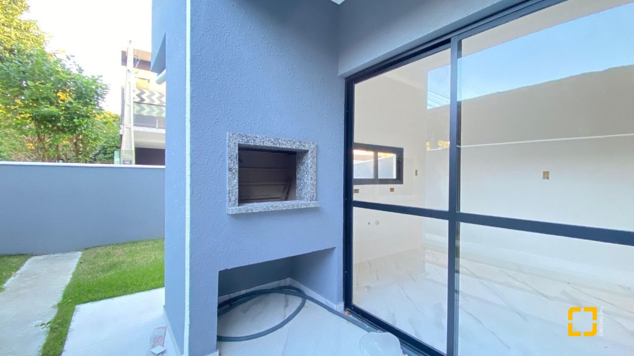 Casa com 70m², 6 quartos (sendo 3 suítes), 2 garagens, no bairro Ingleses em Florianópolis