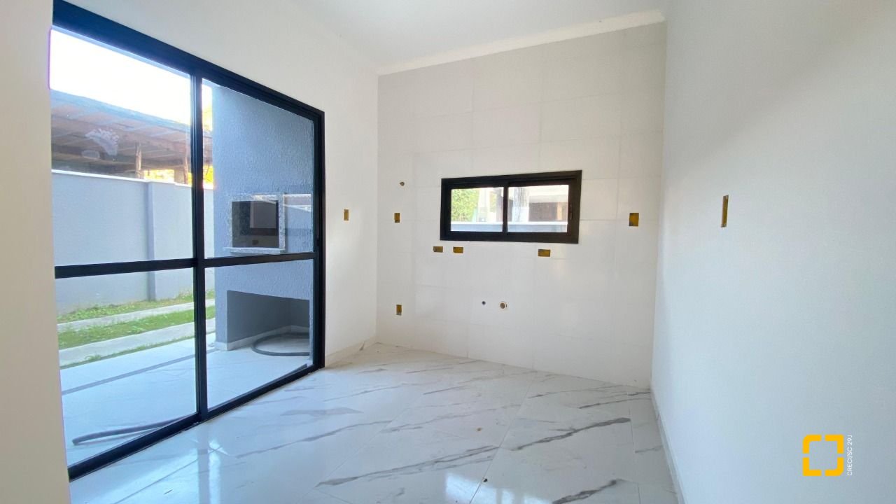 Casa com 70m², 6 quartos (sendo 3 suítes), 2 garagens, no bairro Ingleses em Florianópolis