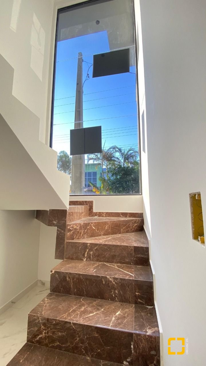 Casa com 70m², 6 quartos (sendo 3 suítes), 2 garagens, no bairro Ingleses em Florianópolis