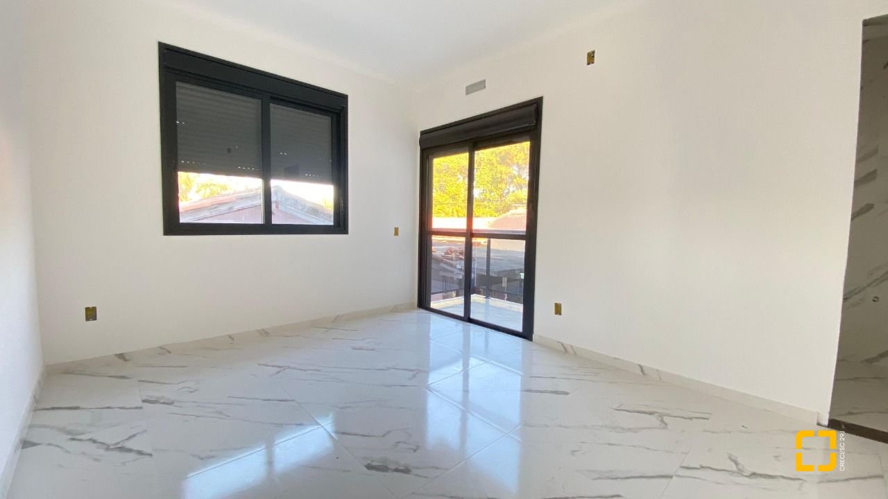 Casa com 70m², 6 quartos (sendo 3 suítes), 2 garagens, no bairro Ingleses em Florianópolis