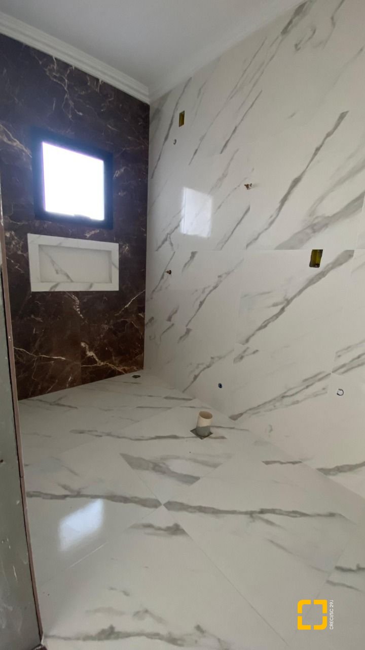 Casa com 70m², 6 quartos (sendo 3 suítes), 2 garagens, no bairro Ingleses em Florianópolis
