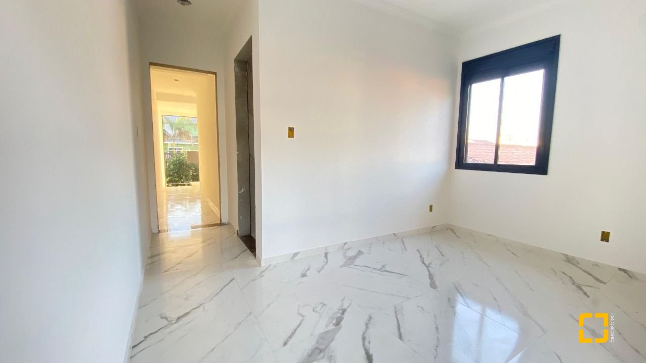 Casa com 70m², 6 quartos (sendo 3 suítes), 2 garagens, no bairro Ingleses em Florianópolis