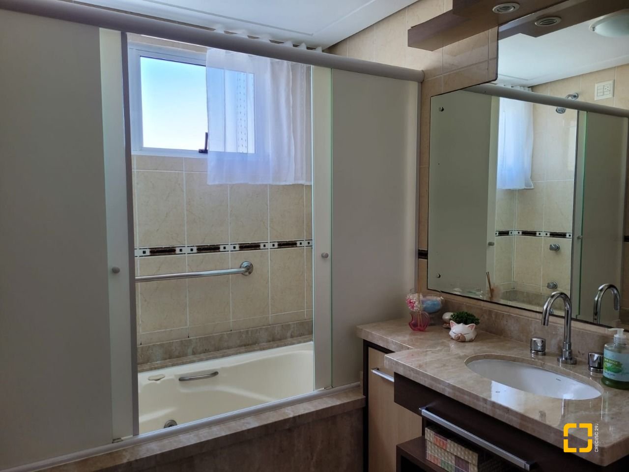 Apartamento com 149m², 4 quartos (sendo 1 suíte), 4 garagens, no bairro Campinas em São José