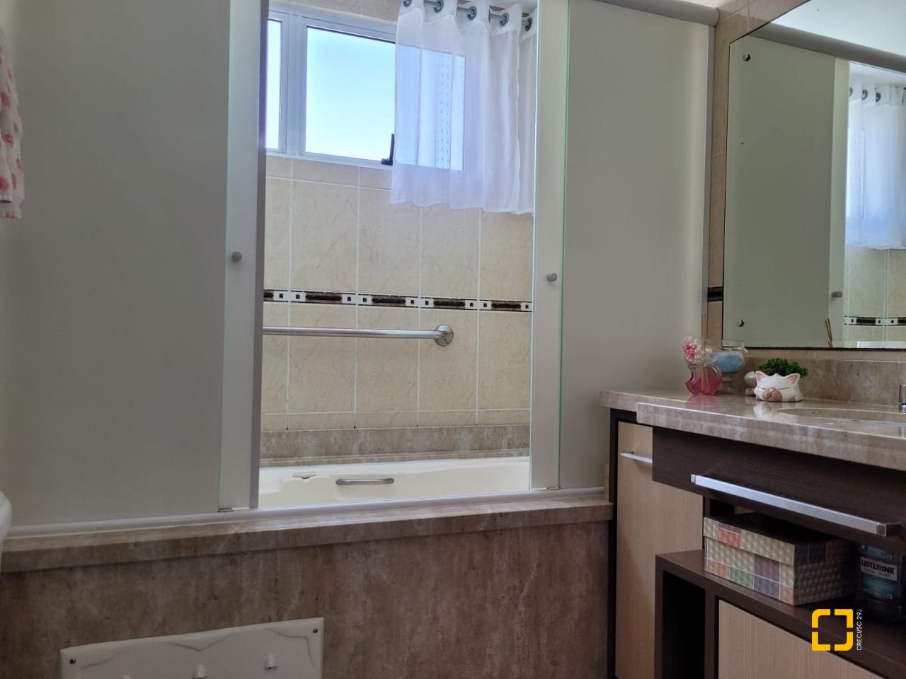 Apartamento com 149m², 4 quartos (sendo 1 suíte), 4 garagens, no bairro Campinas em São José
