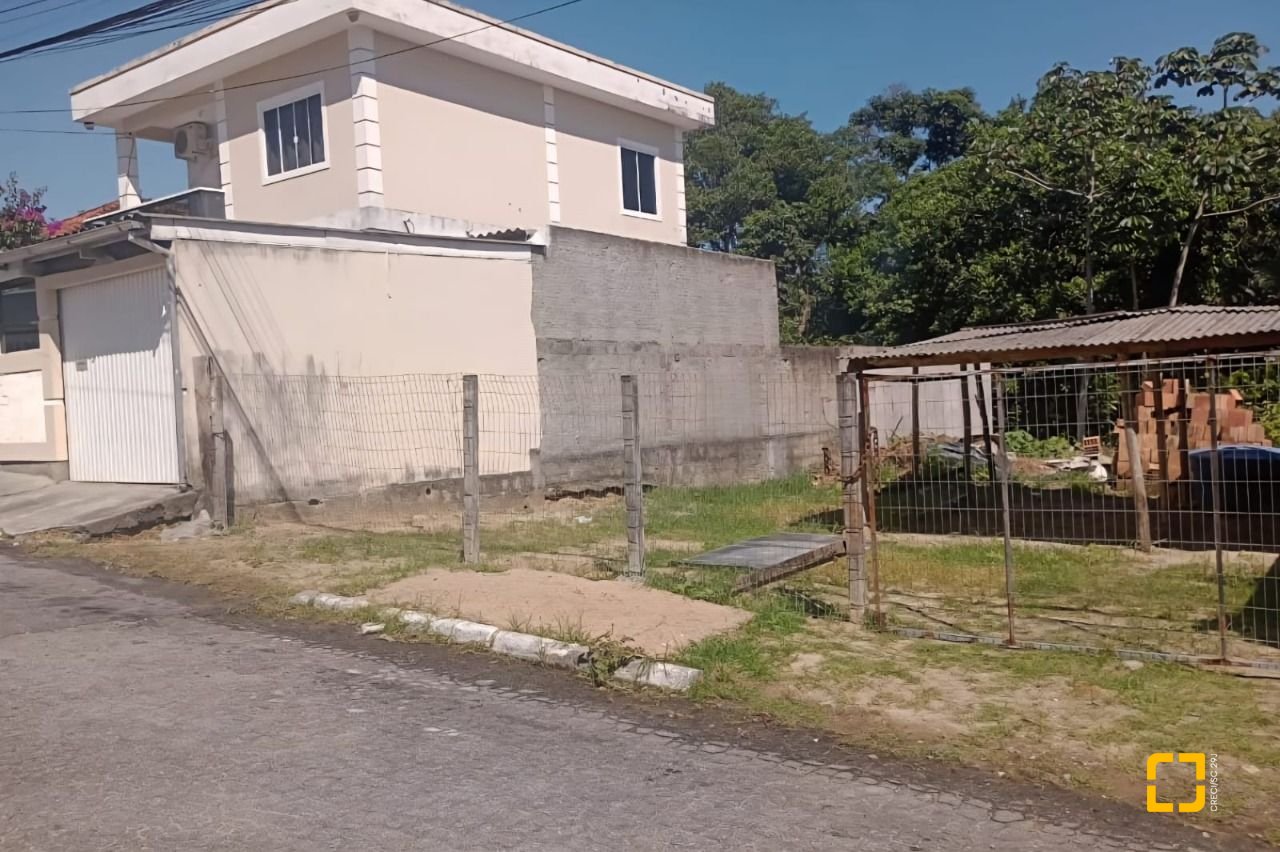 Terreno com 235m², no bairro Forquilhas em São José