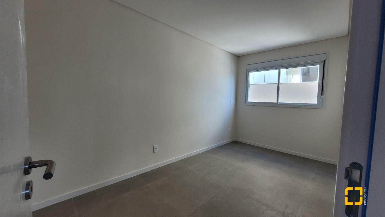 Apartamento com 67m², 2 quartos (sendo 1 suíte), 1 garagem, no bairro Ipiranga em São José