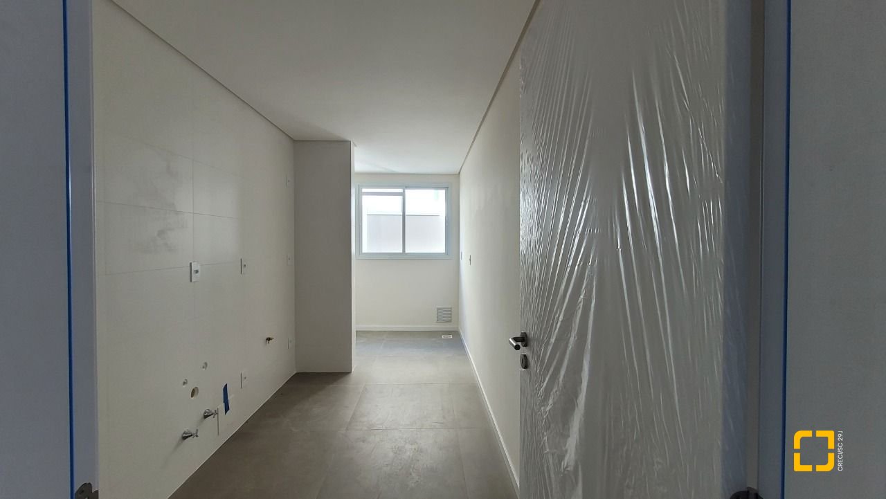 Apartamento com 67m², 2 quartos (sendo 1 suíte), 1 garagem, no bairro Ipiranga em São José