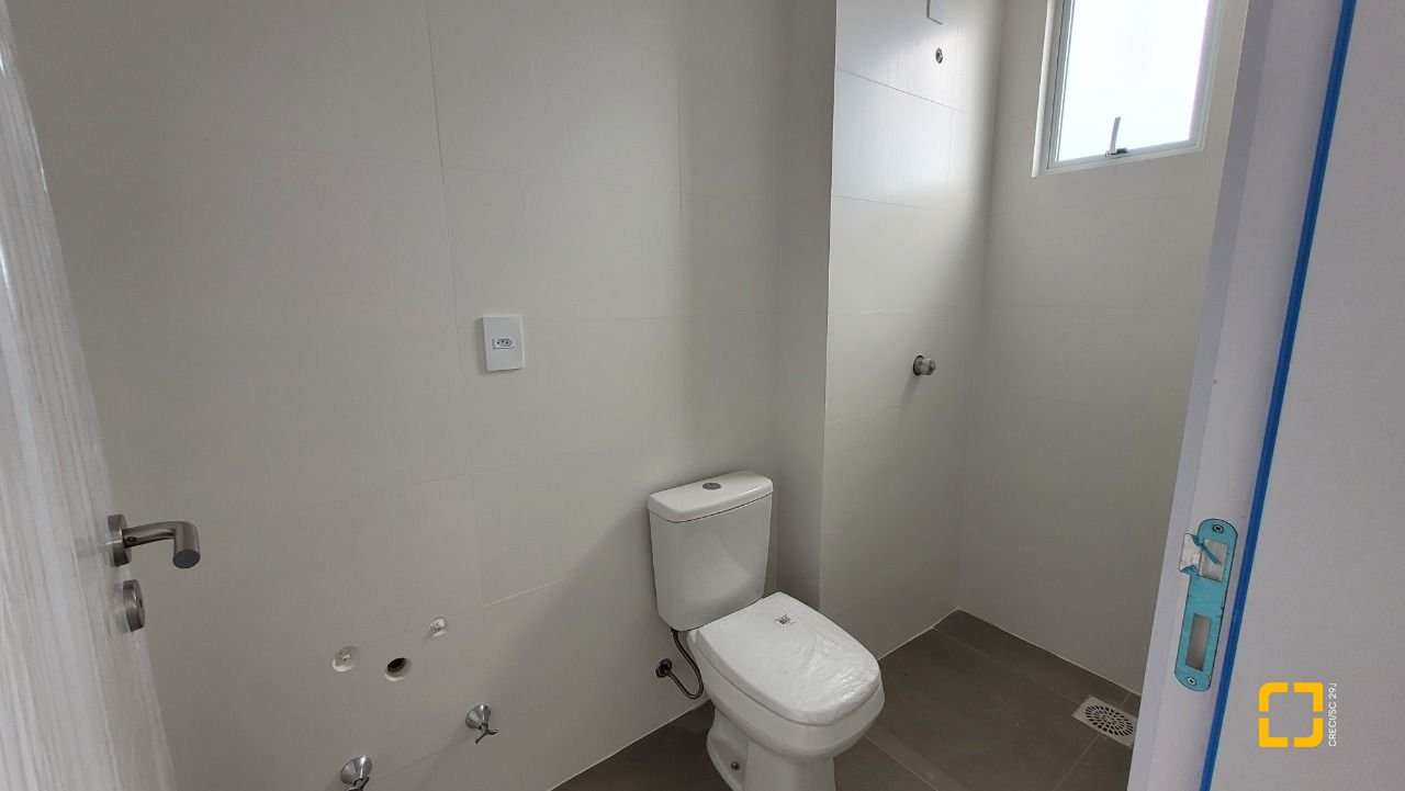 Apartamento com 67m², 2 quartos (sendo 1 suíte), 1 garagem, no bairro Ipiranga em São José
